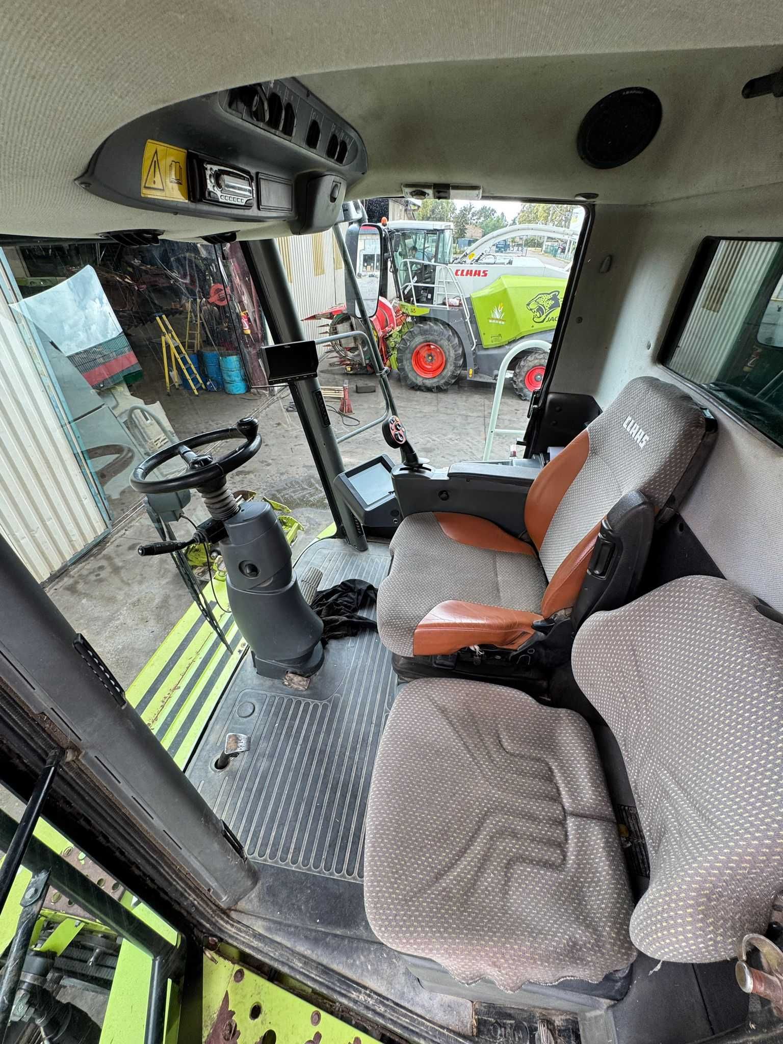 Combina Claas Lexion 570C cu echipament de paioase si porumb