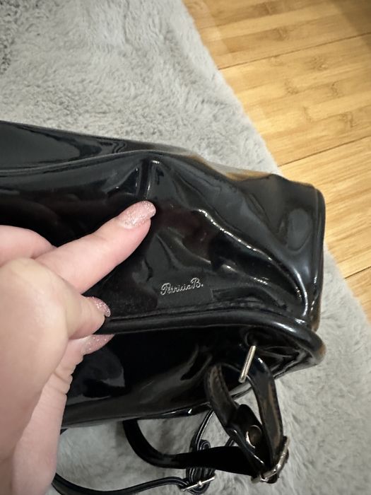 Rucsac negru din lac
