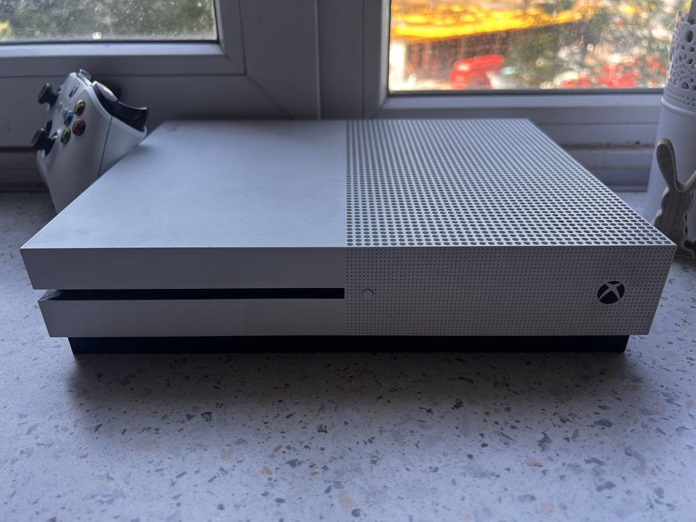 Xbox 1 S +3 игри и джойстик подарък.Доста запазен и с кутия.