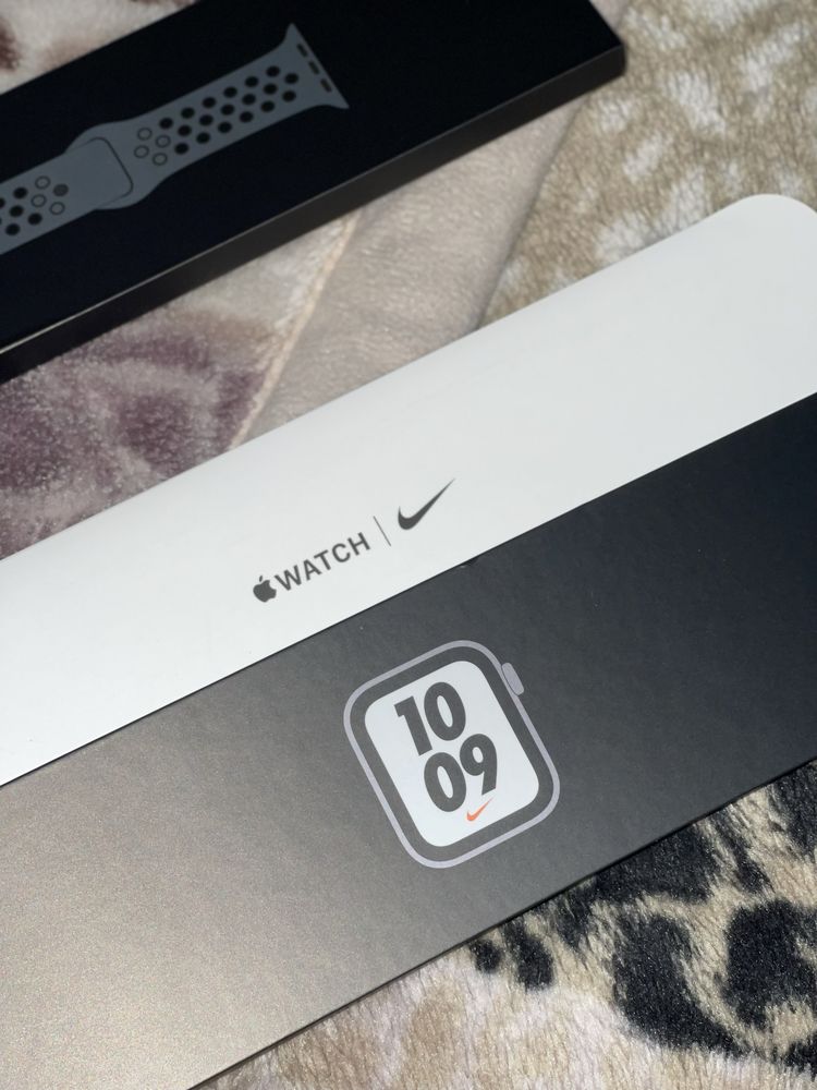 Смарт-часы Apple Watch Nike SE 40 мм серый