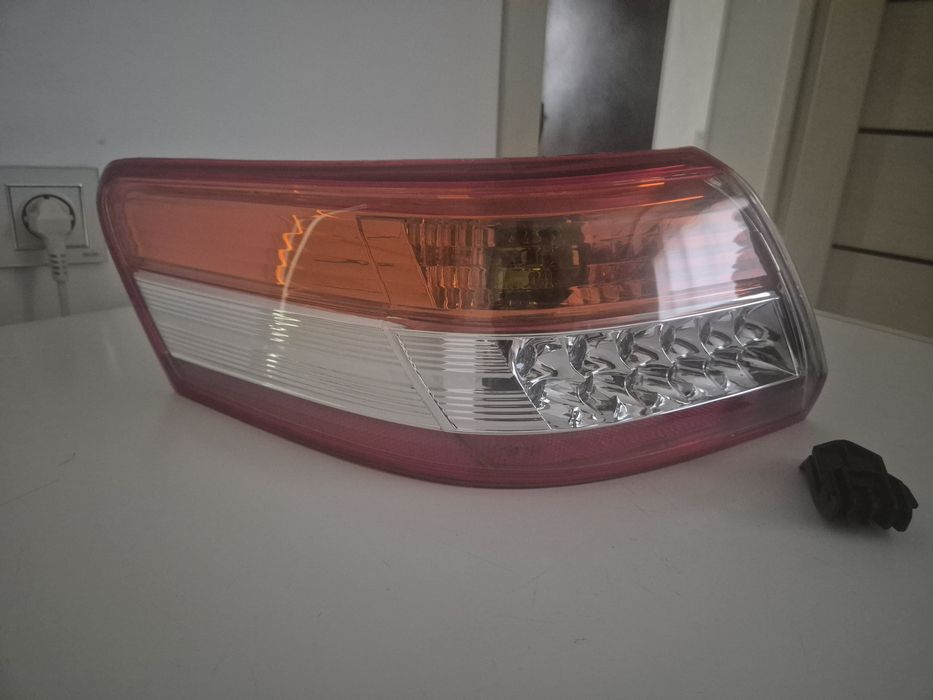 Продам задние левые фары для Camry 45
