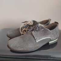 Pantofi piele naturală întoarsă, gri, marimea 42, sireturi 2 culori.