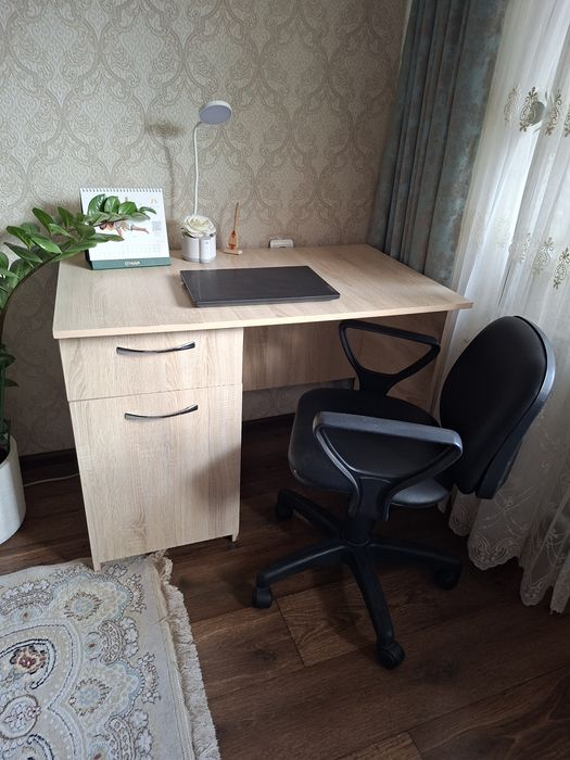 Писменный стол и кресло