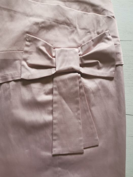 Розова сатенена рокля