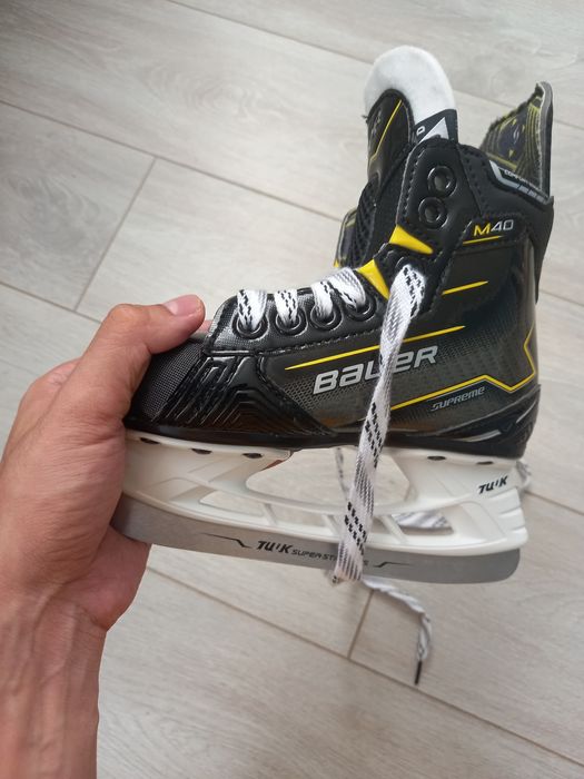 Срочно продаю коньки BAUER m40