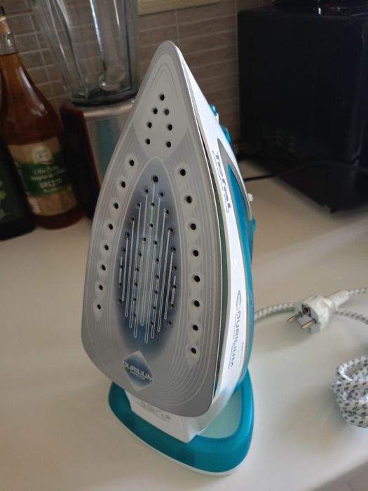 Vând fier Tefal EasyGliss FV5718E0,talpa Durilium AirGlide,funcție cal