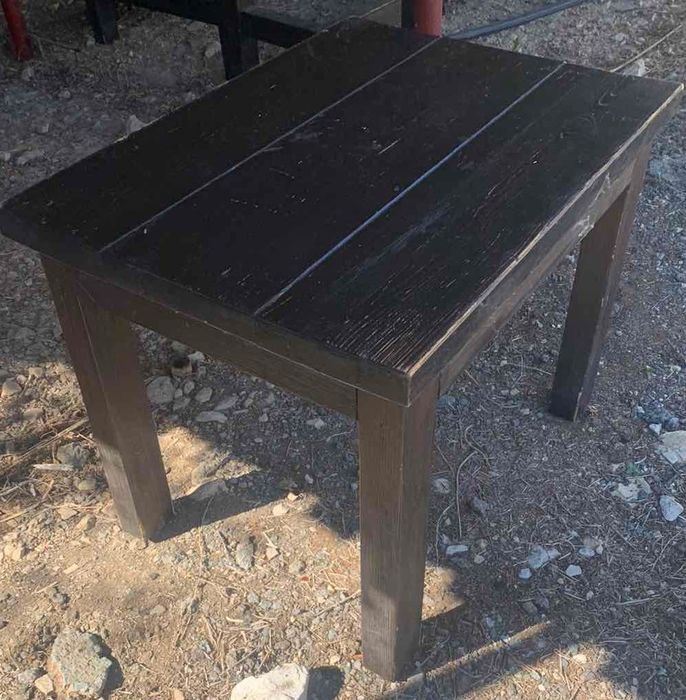 Дървени високи маси, щъркели и пейки