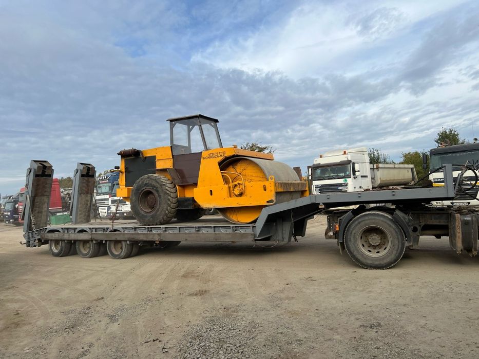 Transport utilaje cu trailer agabaritic pe latime