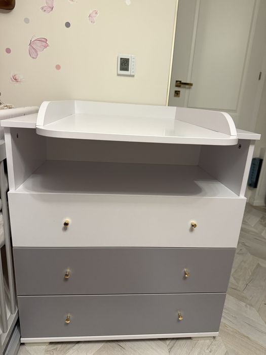 Vand comoda cu masa de infasat noua!