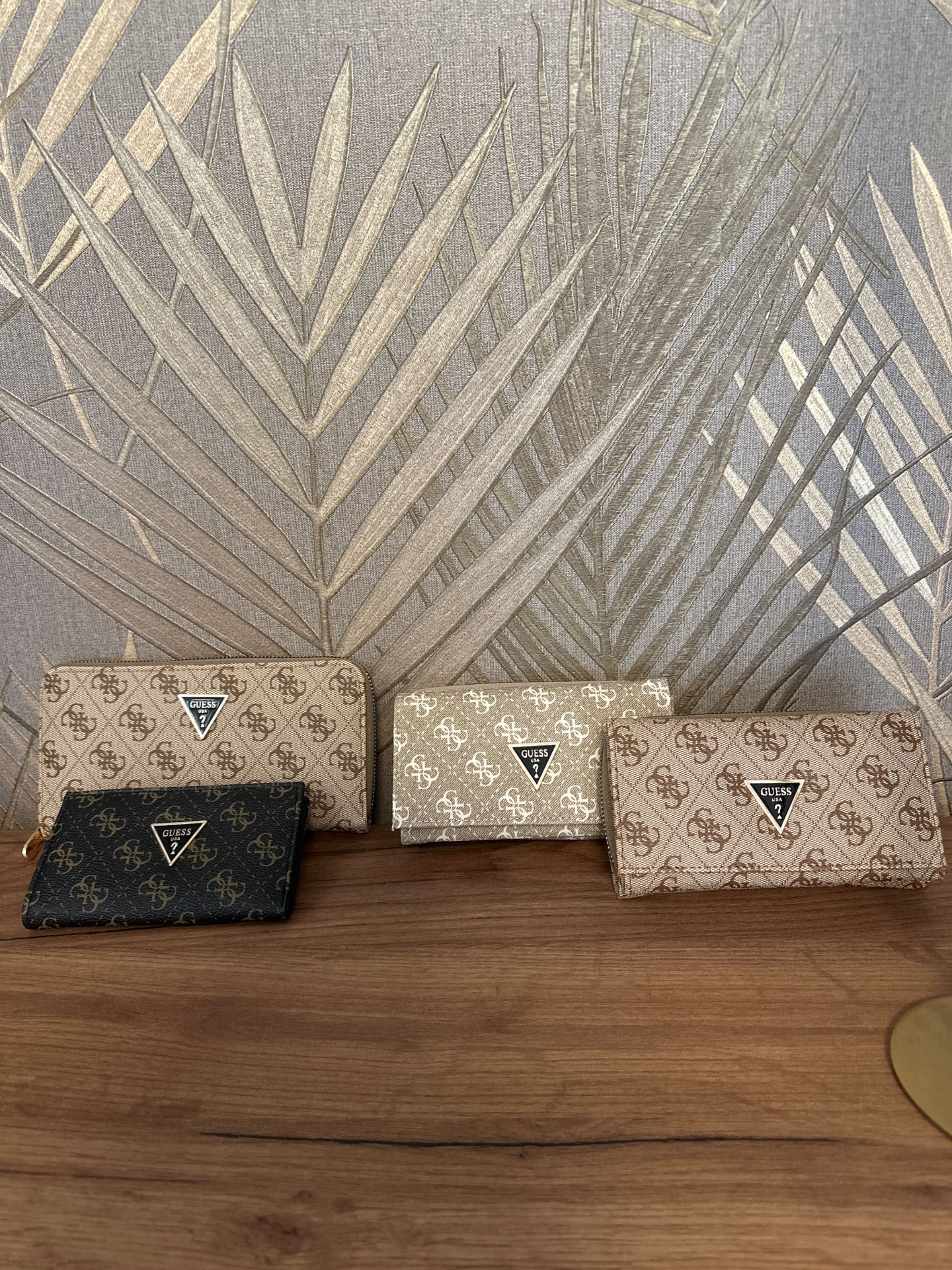 РАЗПРОДАЖБА Дамски портфейл Guess