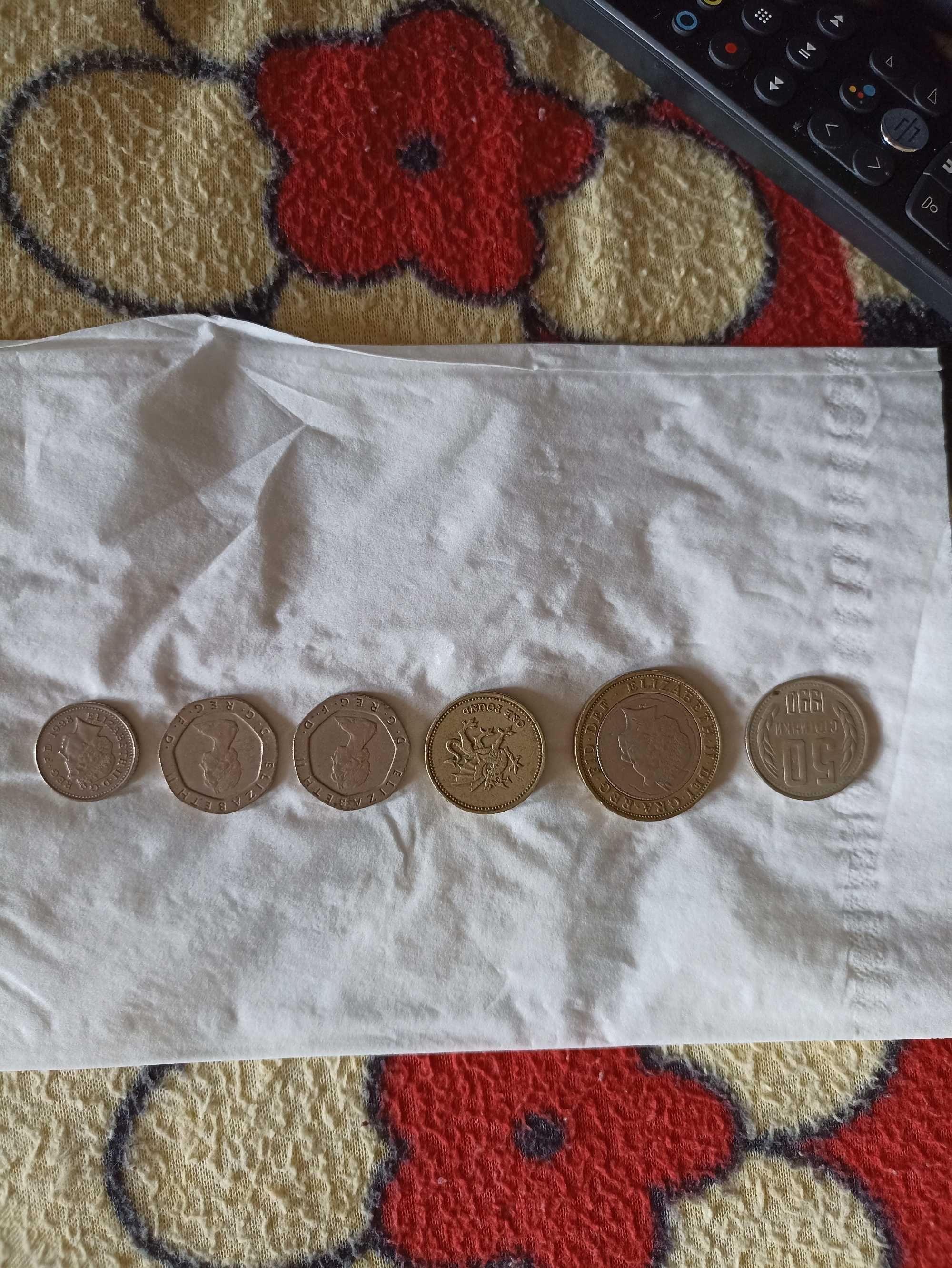 Стари монети паунди и български стотинки и левове.Имам и лев от 1974г