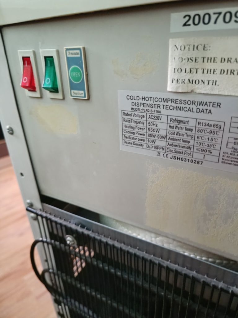 Диспенсер за вода с компресор и стерилизатор