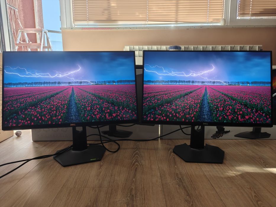 Два монитора Dell S2721 QHD 144Hz и стойка за бюро.