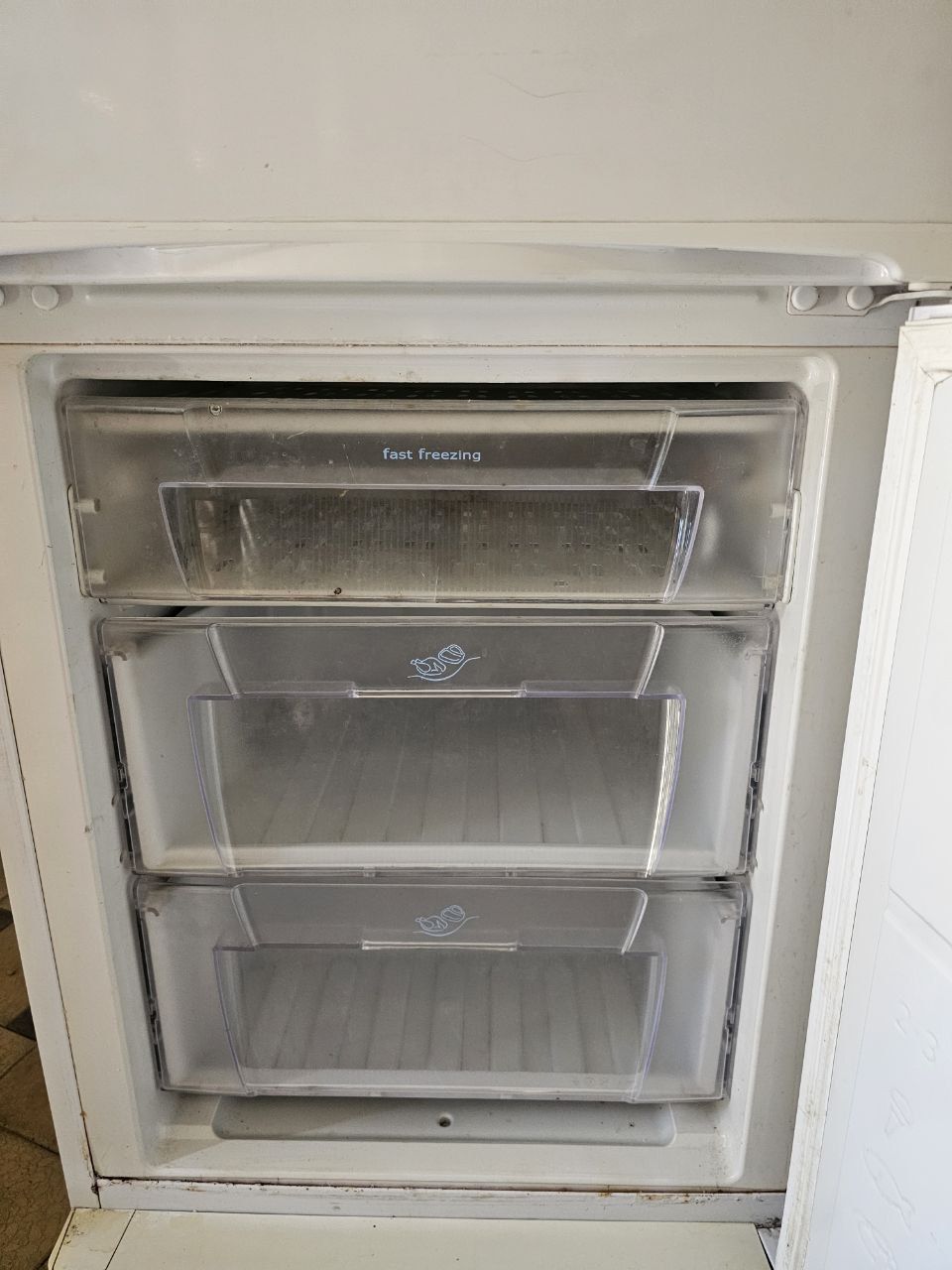 Indesit muzlatgich sotiladi. Продаётся холодильник Индесит