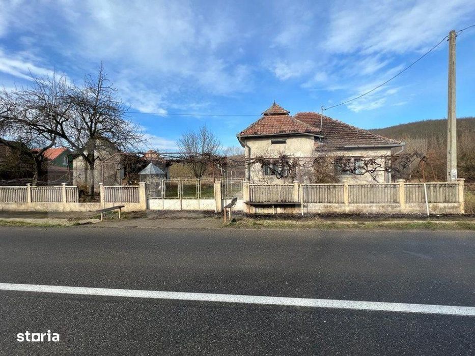Casa de vanzare cu teren in suprafata de 3000 mp in comuna Creaca