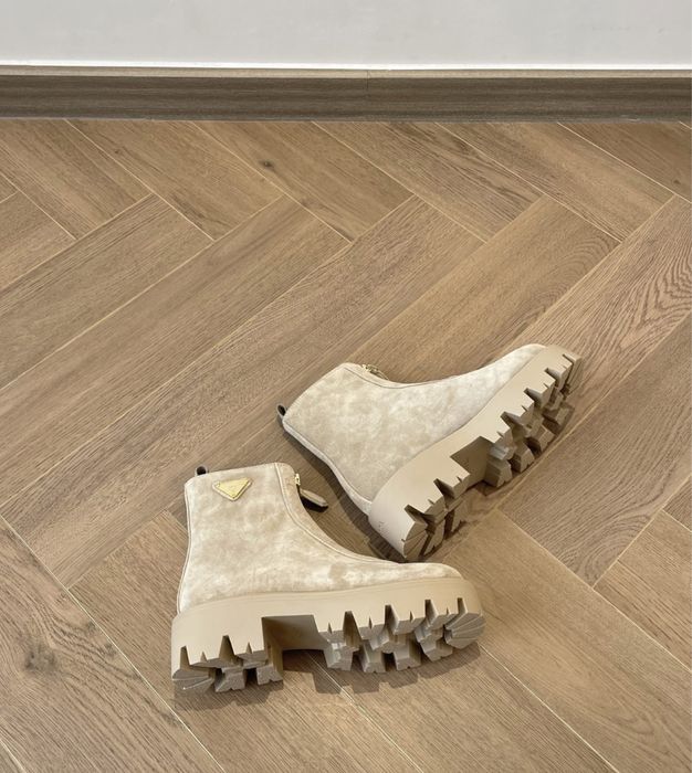 Prada боти велур