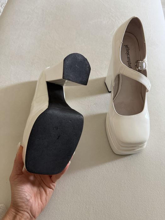 Бели лачени обивки с ток