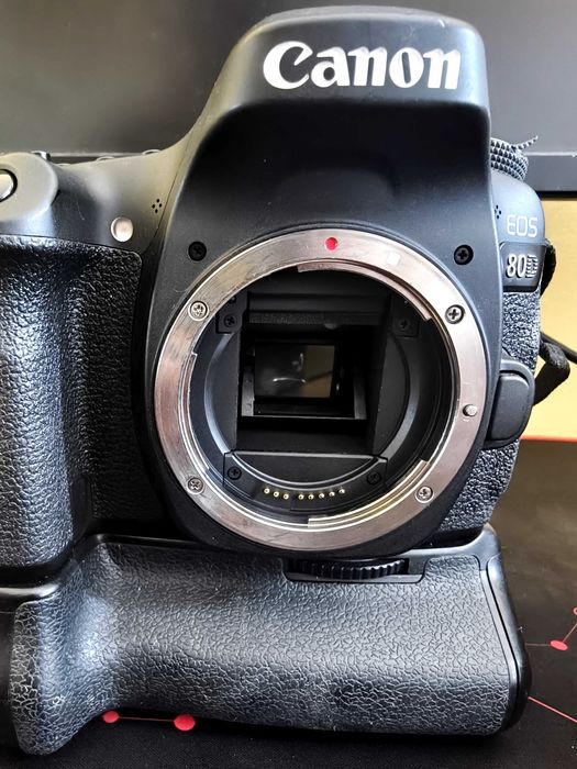 Продавам Canon EOS 80D