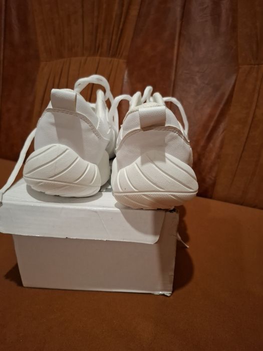 Vand adidasi  ca noi
