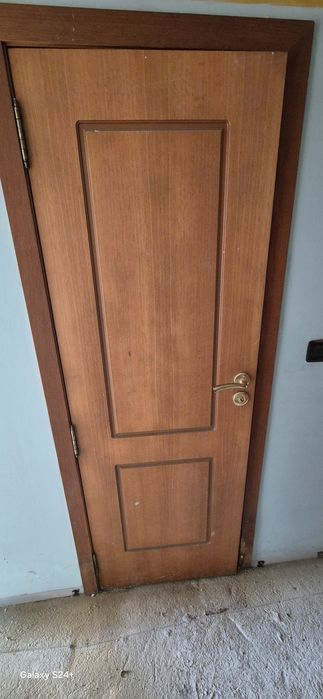 Продава се врати