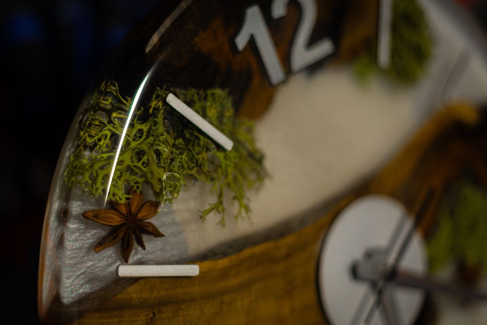 Часовник от епоксидна смола и орехова дървесина , 35 см диаметър.