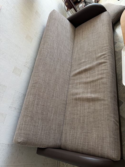 Продавам запазен диван с две кресла