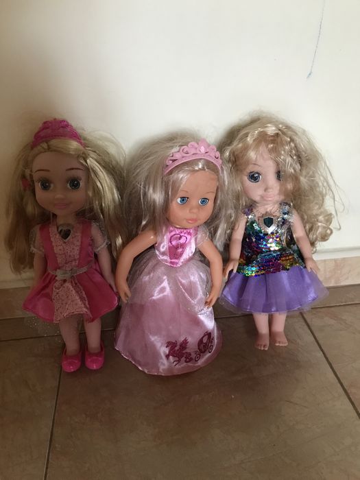 Vand papusi noi(una canta si una danseaza)