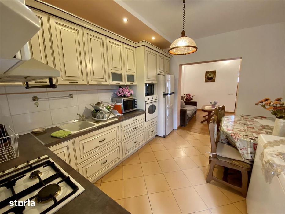 Ap 5 camere, in vila, curte proprie - zona Calea Dumbravi