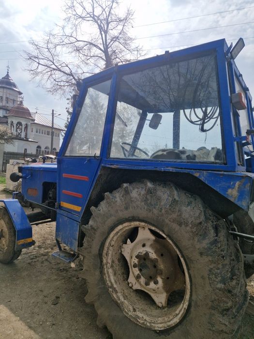Vând tractor zetor tractorul merge foarte bn se poate proba