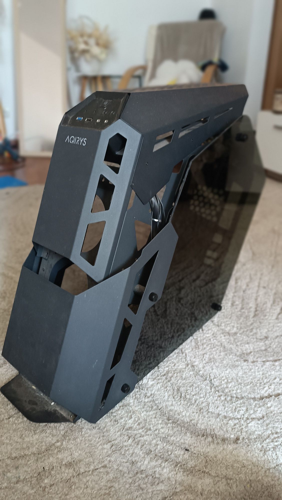 Vand carcasa de gaming AQIRYS