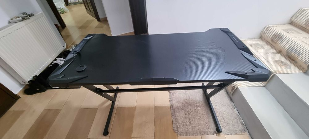 Vand birou gaming cu led