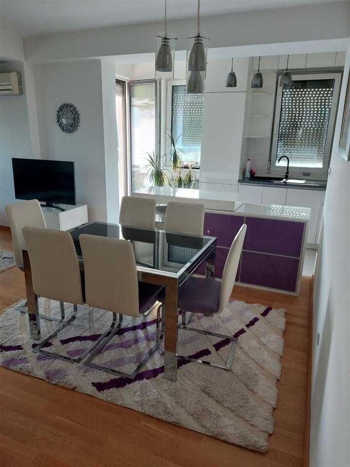 Дава се под наем Двустаен апартамент в Бургас, Изгрев - 64 кв.м за 219.3 € - Снимка #1