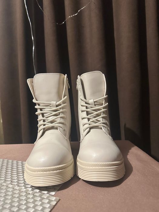 Дамски боти с връзки