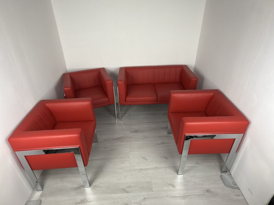 Комплект диван и три фотьойла с тапицерия червен с естествена кожа;