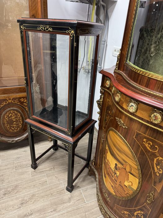 Vitrina centrala pentru expuneri, din lemn cu picturi manuale