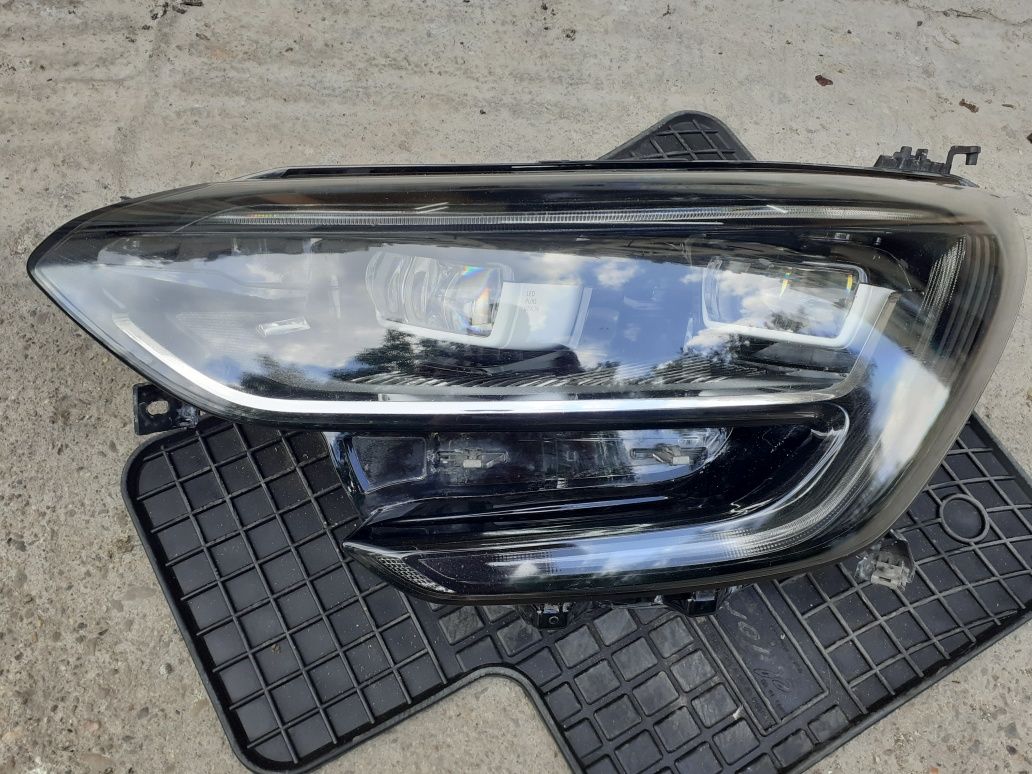 Продавам ляв фар led pure vision valeo  за меган megane 4
