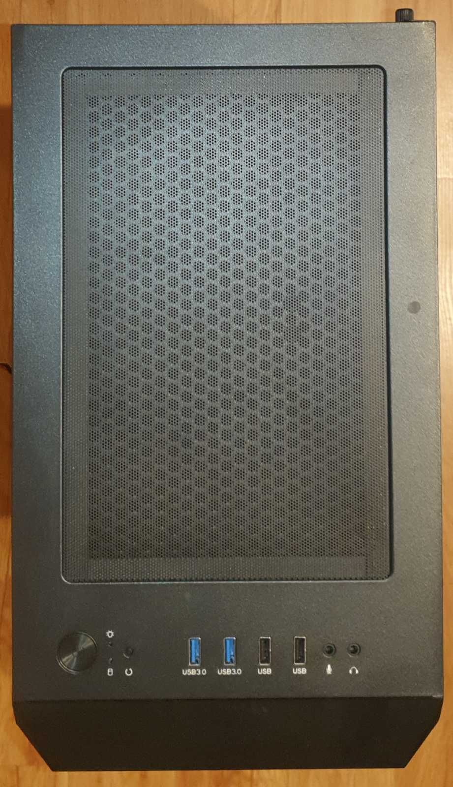 Продавам mid-tower case (кутия) FSP CMT260