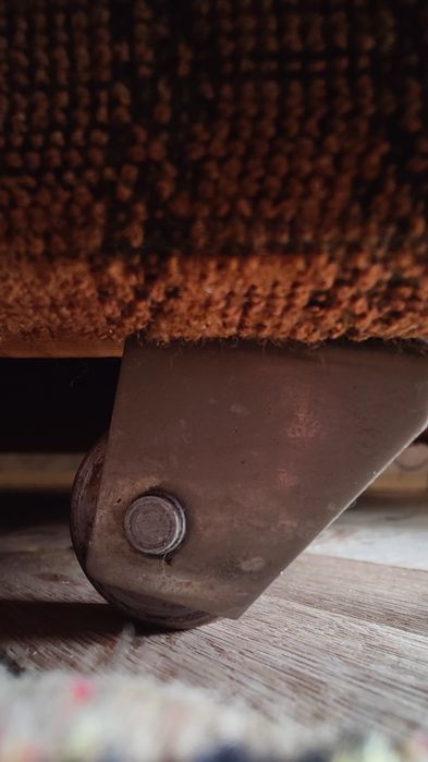 Разтегателен диван 190 см на колелца и две табуретки от 1974