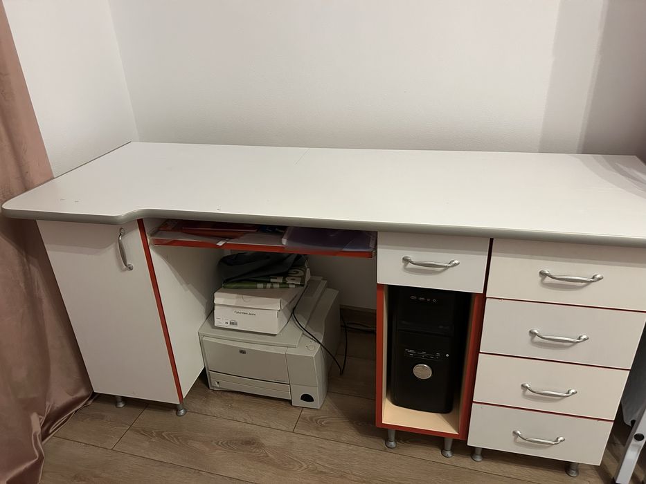 Birou spațios cu sertare - stare buna