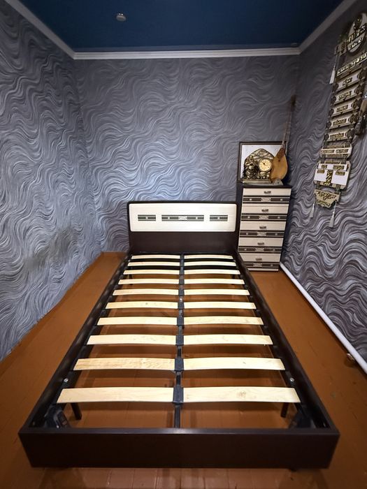 Продаю белорусскую кровать 1.40 м вместе с комодом