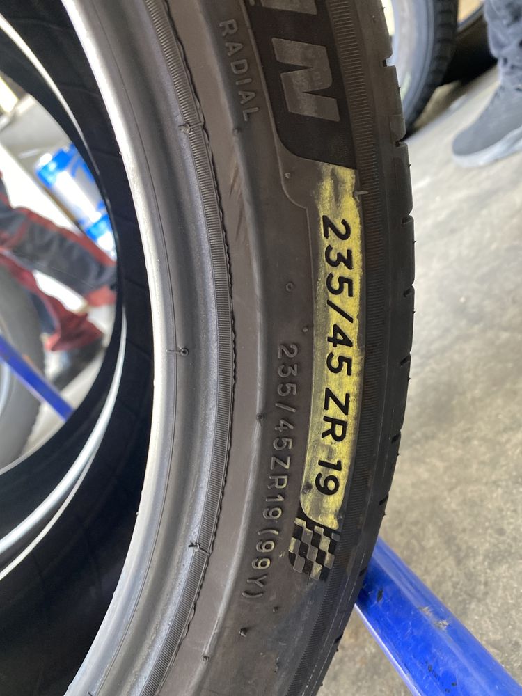 235/45/19 Michelin Vara