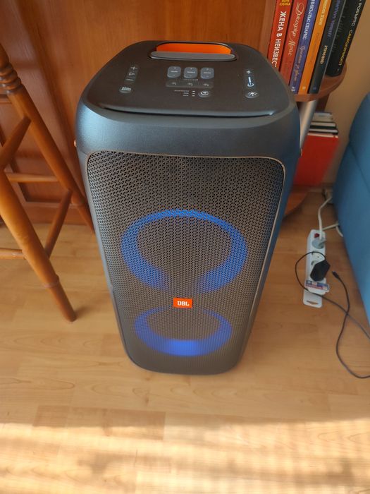 Продавам тонколона JBL Partybox 310