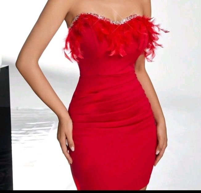 Красива и елегантна червена рокля