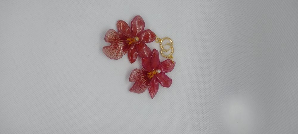 Обеци с естествен цвят на мини орхидея Miltonia.  Цветче с размери 5/4