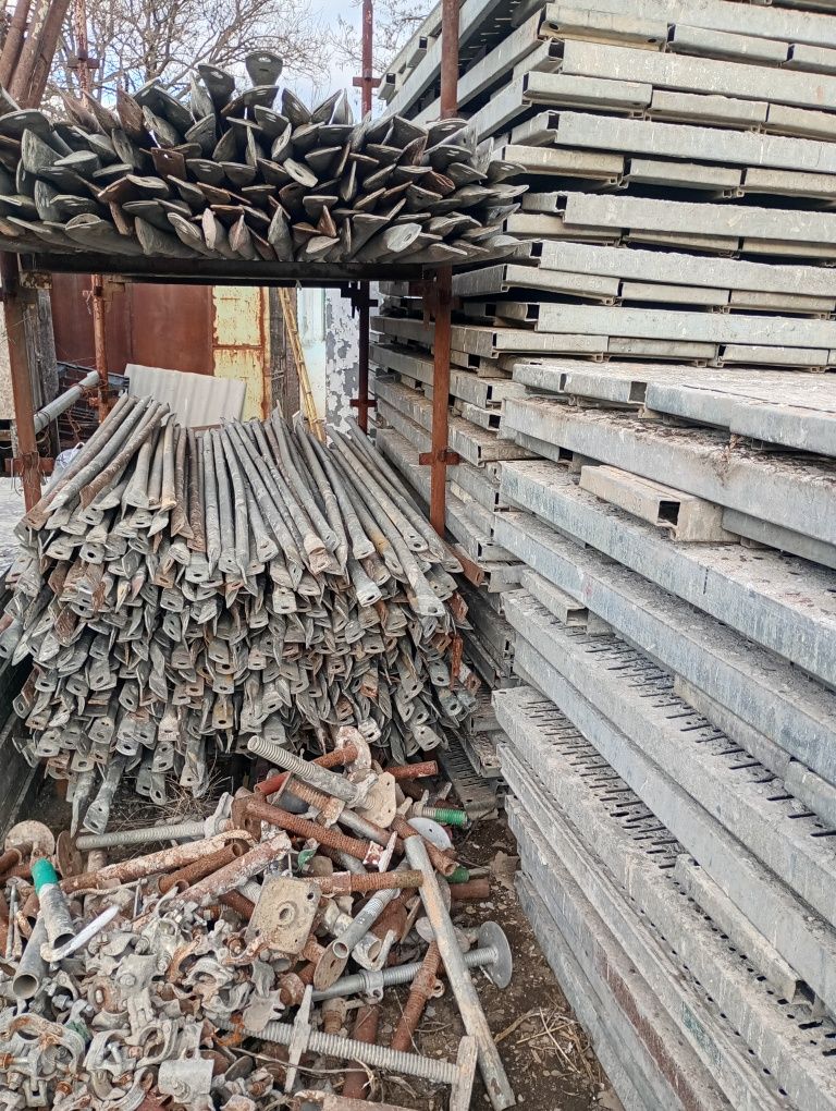 Popi și schela metalica