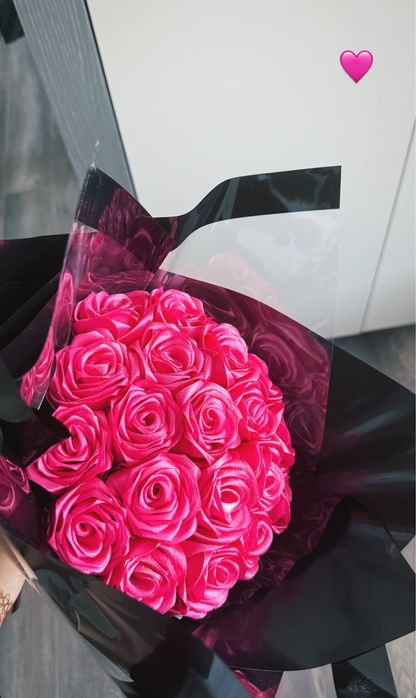 Букети с различни видове рози