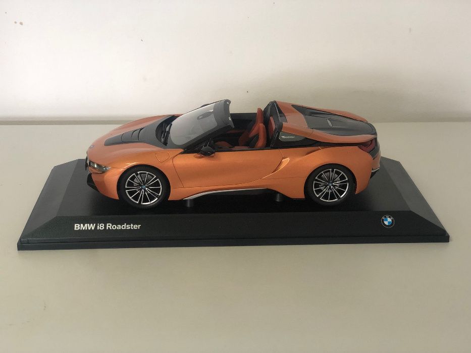 Macheta originala Bmw i8 Roadster scara 1:18