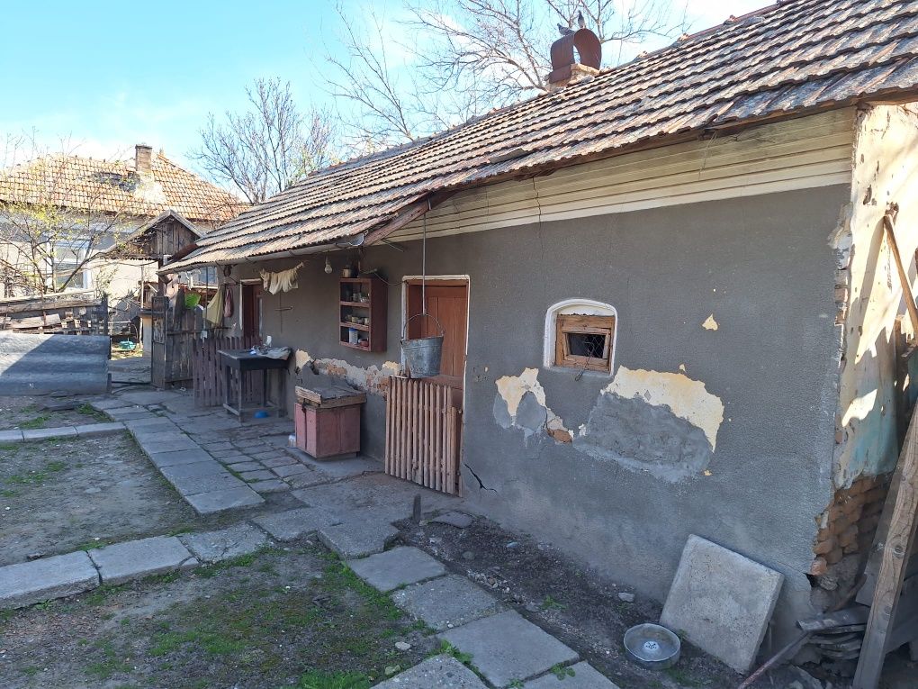Casa de locuit si teren de vanzare