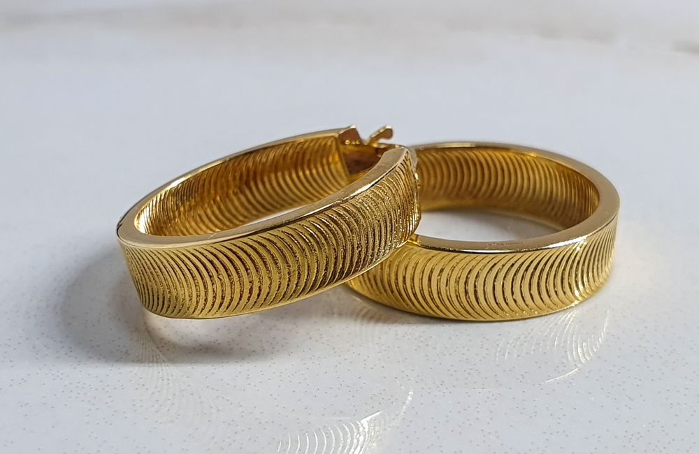 Cercei rotunzi cu textură din aur de 18K gramaj 2,52 g