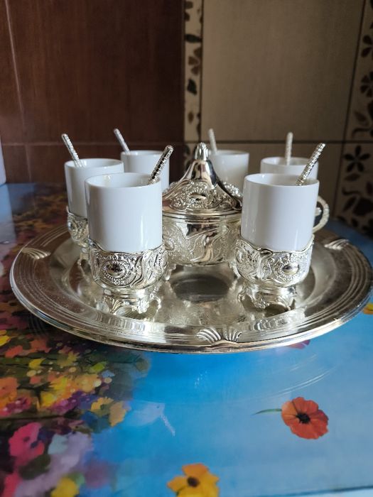 Set 6 Cani Din Portelan Cu Tava, Lingurite Si Zaharnita Argintata